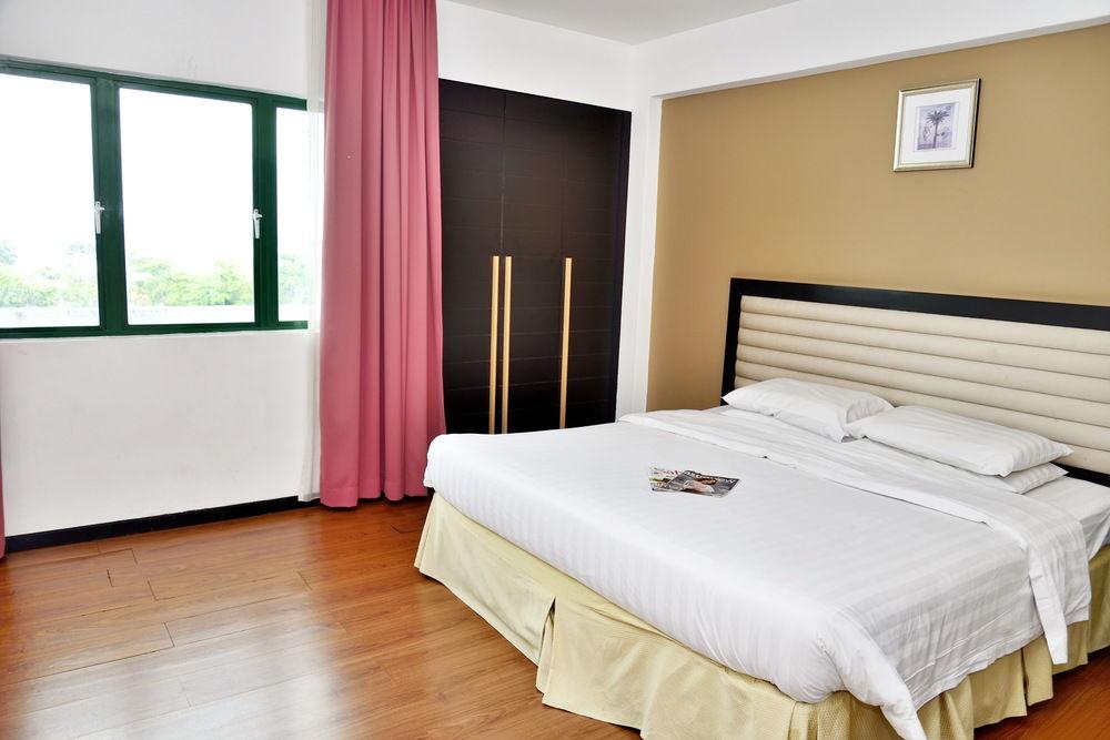 Likas Square Apartment Hotel Кота Кинабалу Екстериор снимка