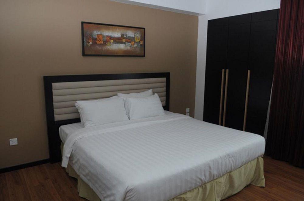 Likas Square Apartment Hotel Кота Кинабалу Екстериор снимка