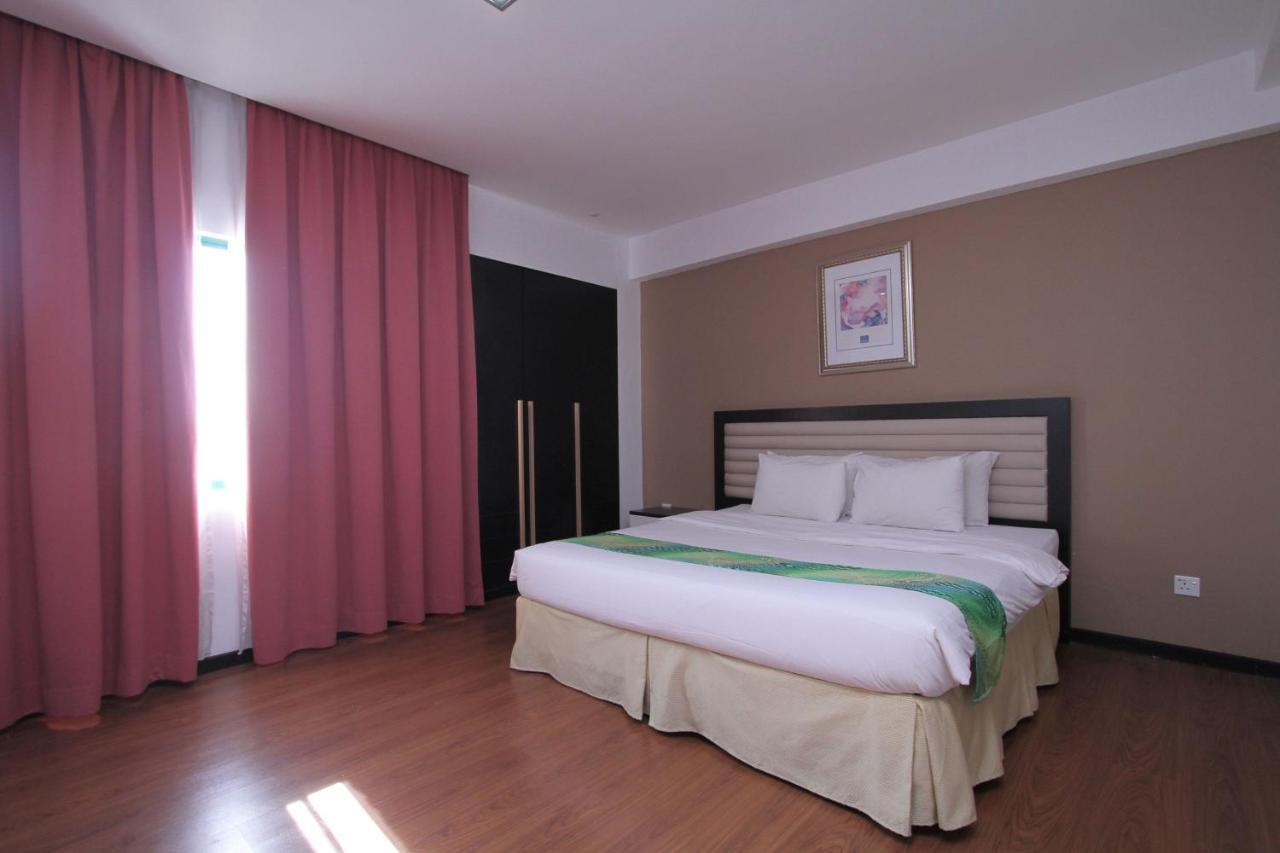 Likas Square Apartment Hotel Кота Кинабалу Екстериор снимка