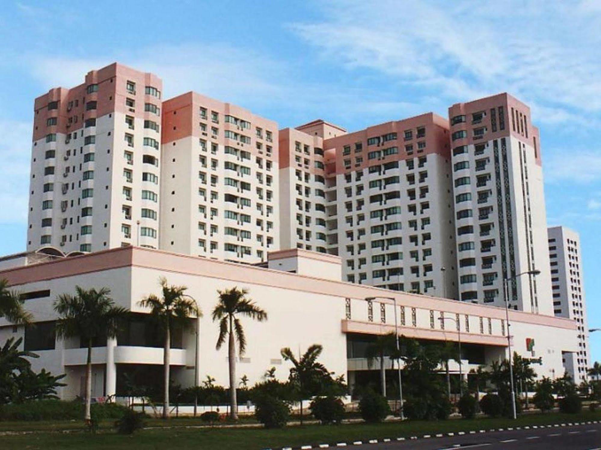 Likas Square Apartment Hotel Кота Кинабалу Екстериор снимка
