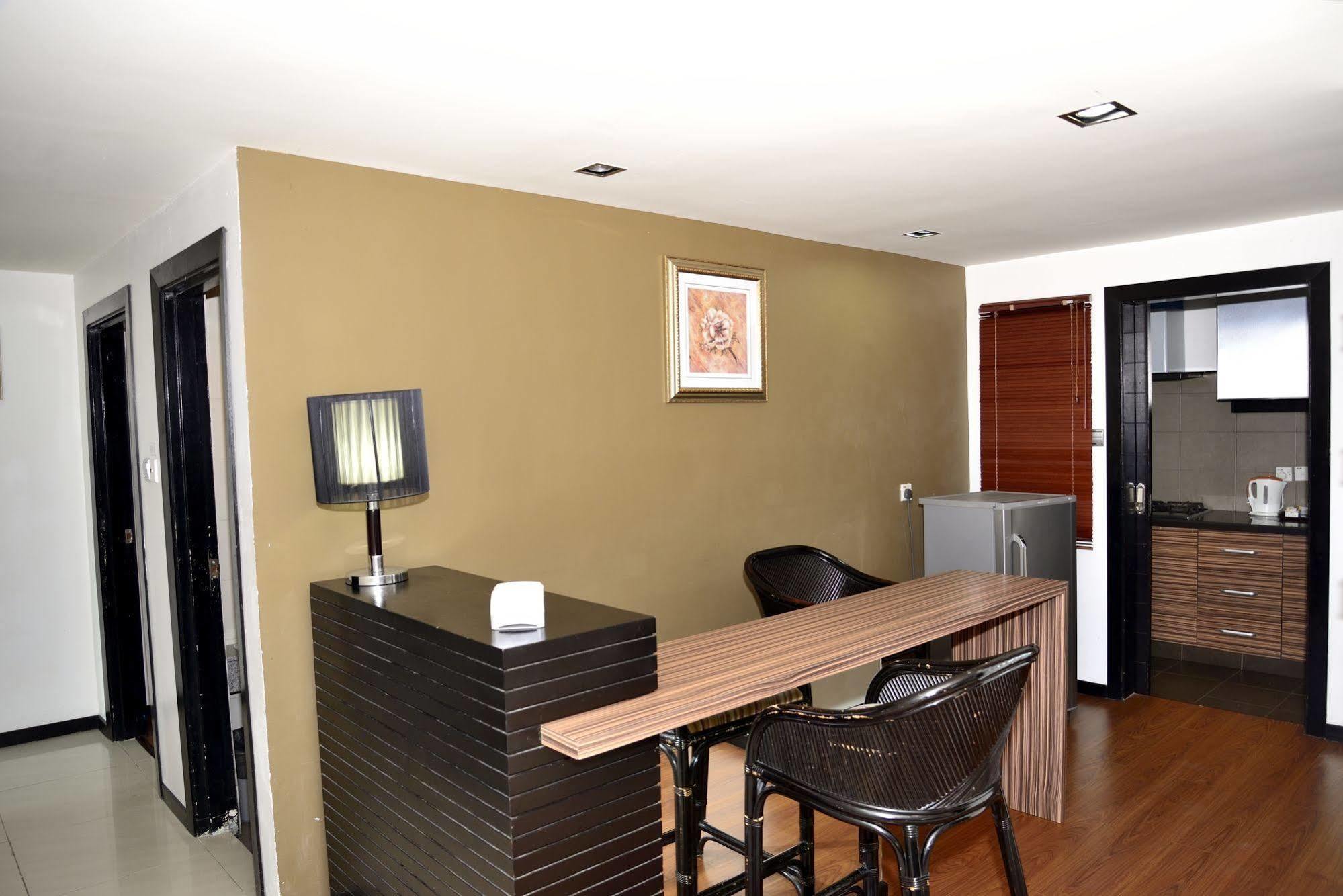 Likas Square Apartment Hotel Кота Кинабалу Екстериор снимка