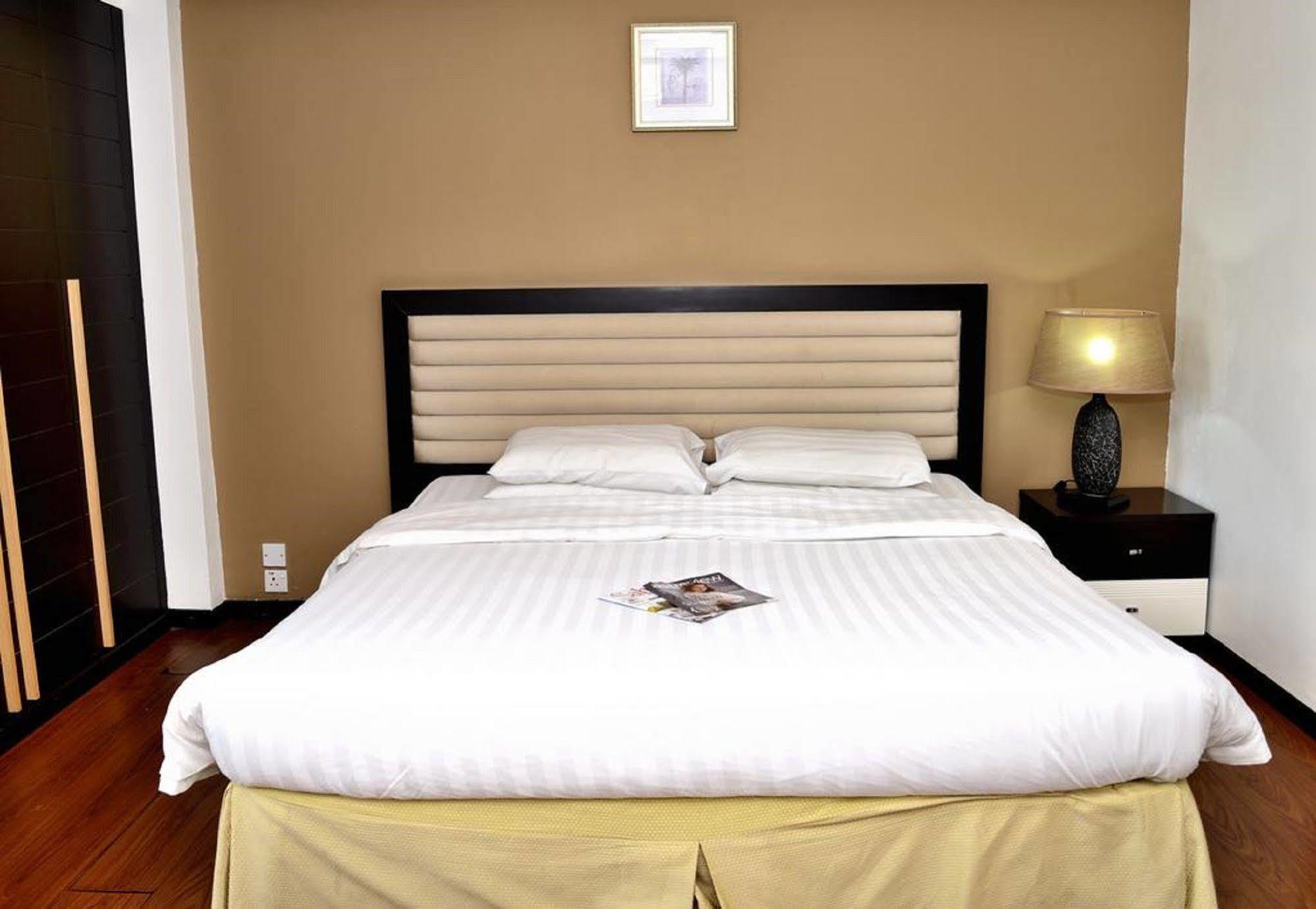 Likas Square Apartment Hotel Кота Кинабалу Екстериор снимка