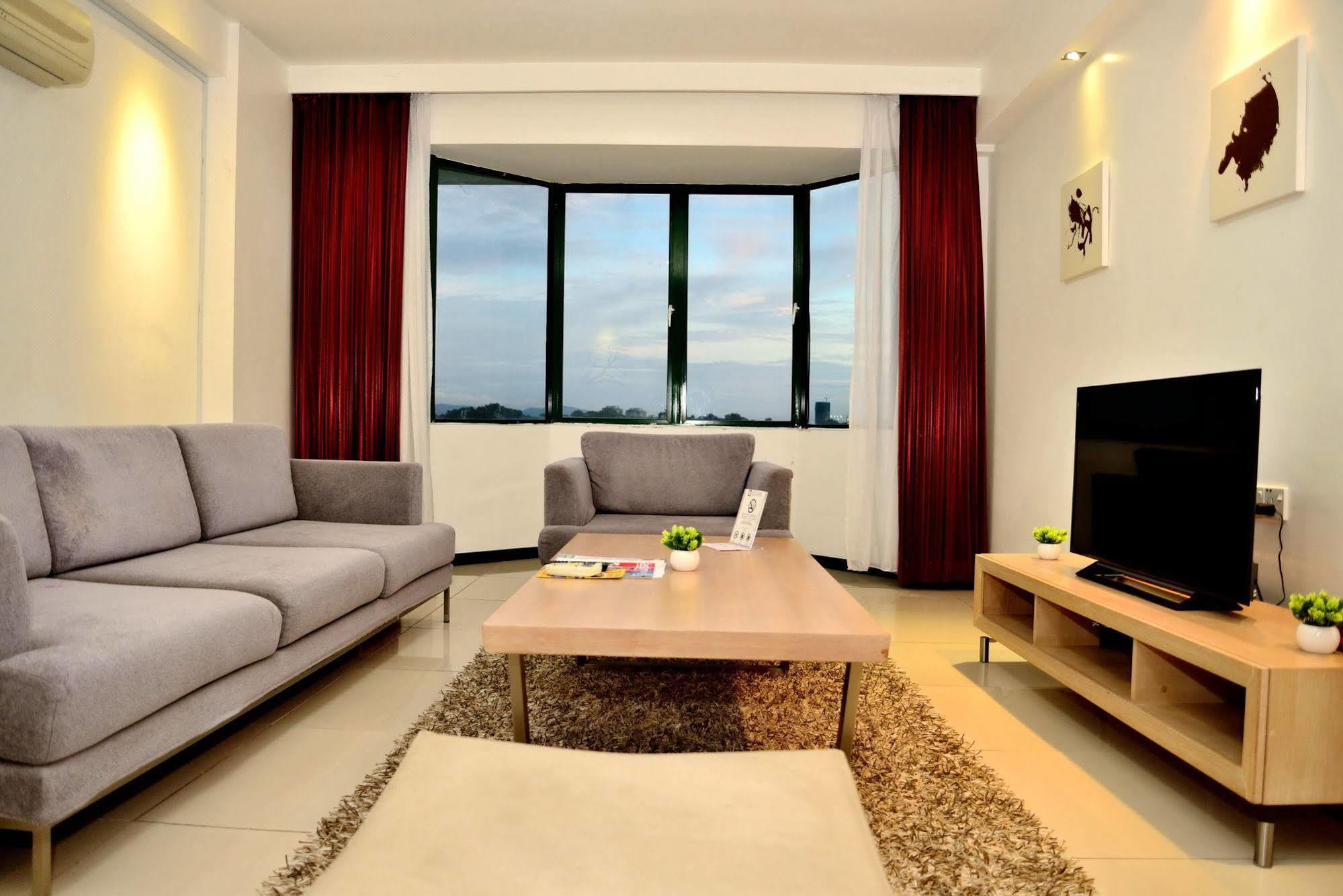 Likas Square Apartment Hotel Кота Кинабалу Екстериор снимка
