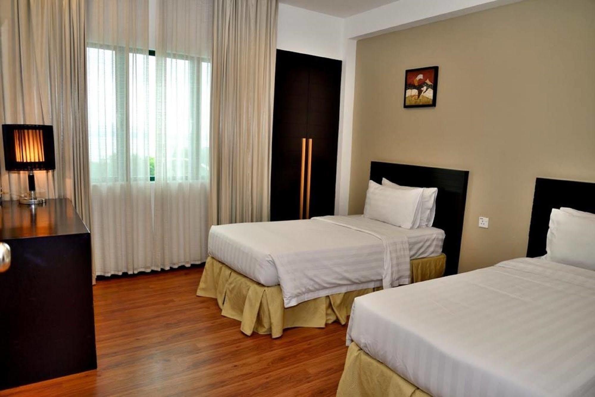 Likas Square Apartment Hotel Кота Кинабалу Екстериор снимка